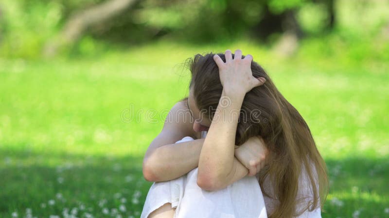 Fille de beauté appréciant la nature dans la robe blanche