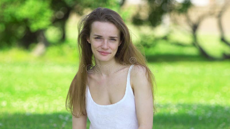 Fille de beauté appréciant la nature dans la robe blanche