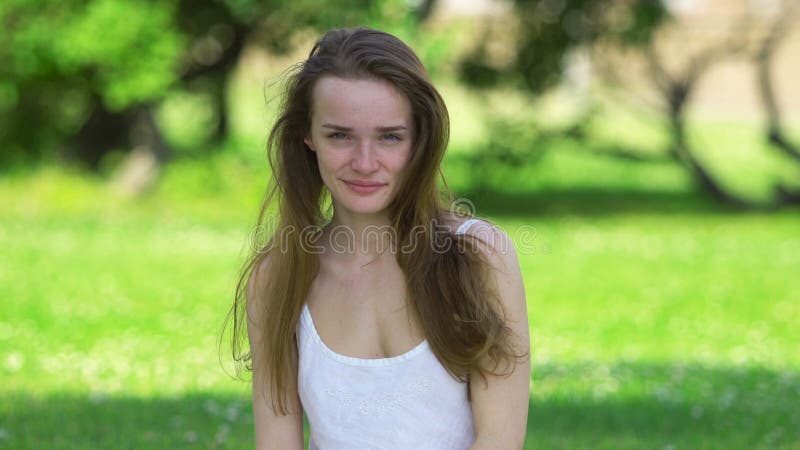 Fille de beauté appréciant la nature dans la robe blanche