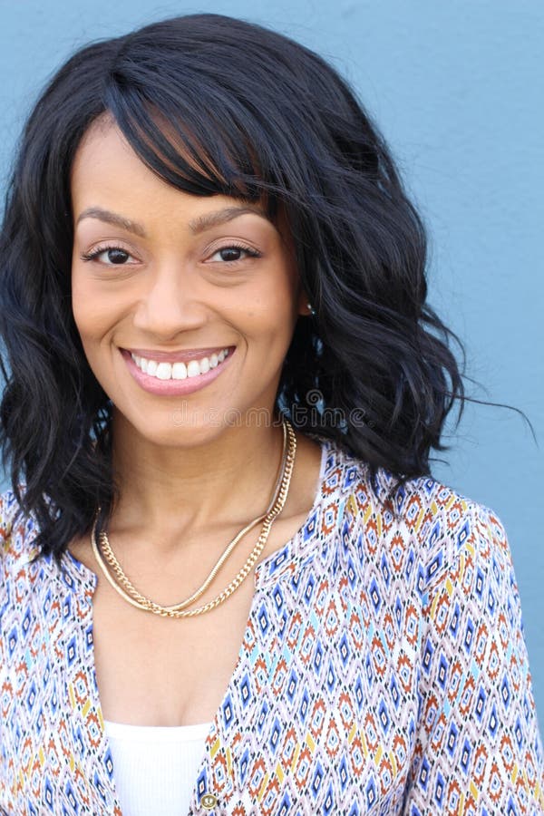 Fille de beauté avec la coiffure onduleuse et le sourire toothy gentil photos stock Fille de beauté avec la coiffure onduleuse et le sourire toothy gentil photos stock