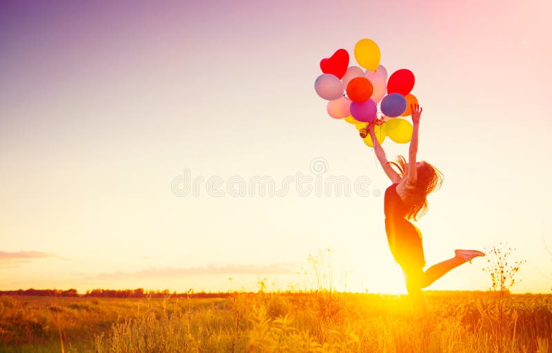 Fille de beauté avec les ballons à air colorés au-dessus du ciel de coucher du soleil photo libre de droits Fille de beauté avec les ballons à air colorés au-dessus du ciel de coucher du soleil photo libre de droits