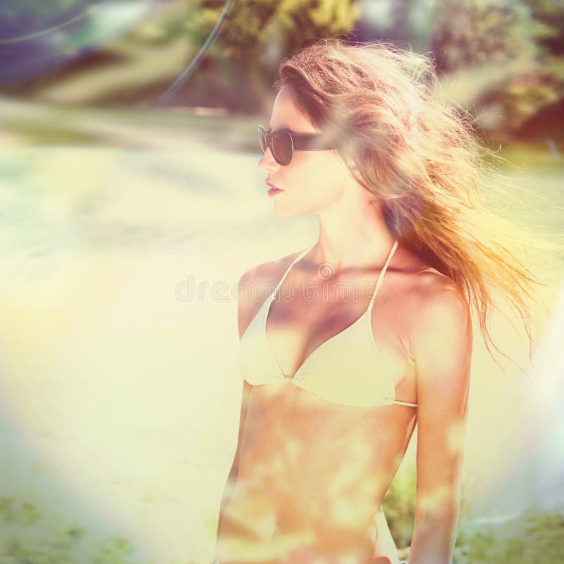 Fille de bikini avec l'heure d'été de lunettes de soleil extérieure photo stock Fille de bikini avec l'heure d'été de lunettes de soleil extérieure photo stock