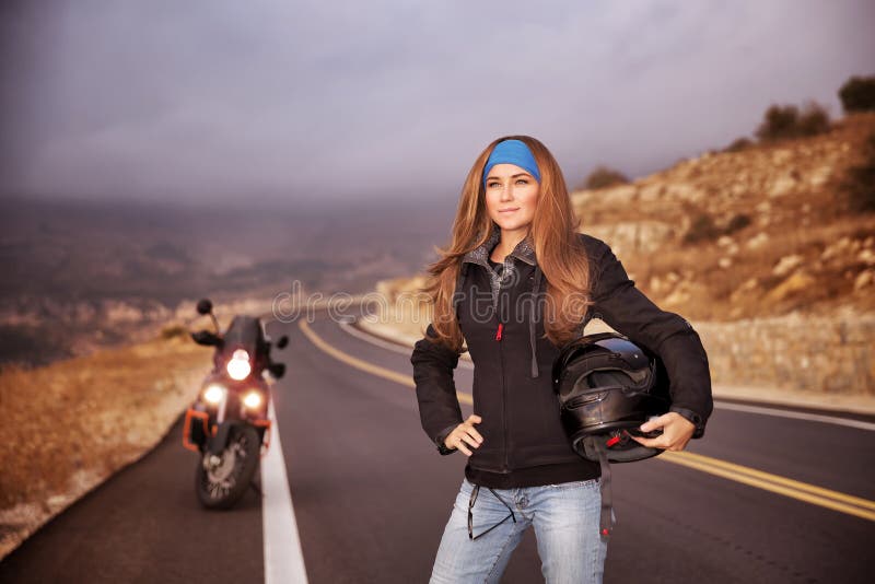 Fille de cycliste de mode image libre de droits Fille de cycliste de mode image libre de droits