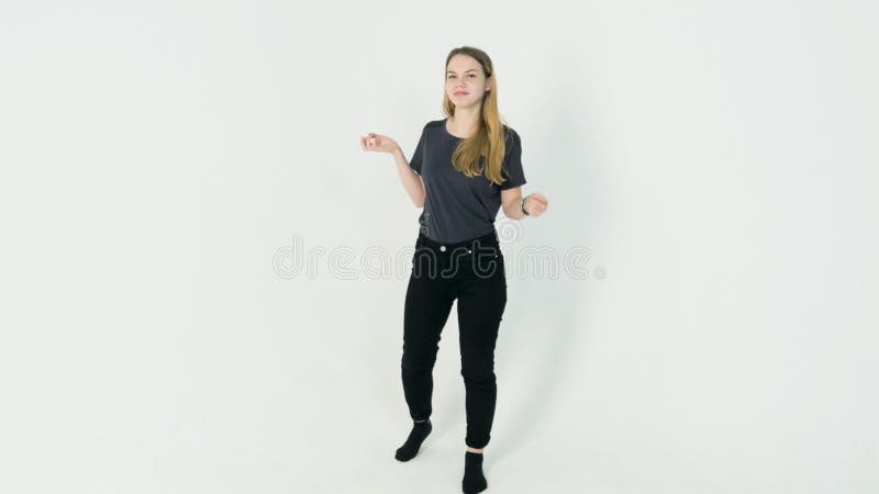 Fille de danse heureuse sur le fond blanc Danse de jeune femme sur le fond blanc photographie stock libre de droits Fille de danse heureuse sur le fond blanc Danse de jeune femme sur le fond blanc photographie stock libre de droits