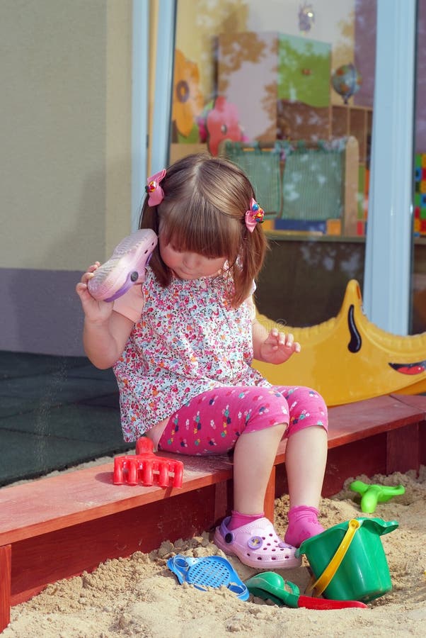 Download Fille De Deux Ans Jouant Et Apprenant Dans L'école Maternelle Image stock - Image du éducation, enfance: 56476737