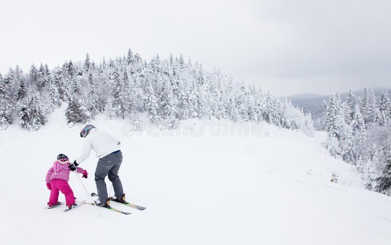 Fille de enseignement de mère à skier chez Mont-Tremblant Ski Resort photos stock Fille de enseignement de mère à skier chez Mont-Tremblant Ski Resort photos stock
