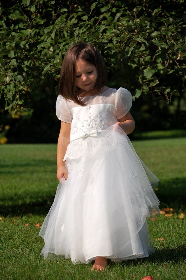 Fille de fleur sur tep d'extrémité photo stock Fille de fleur sur tep d'extrémité photo stock