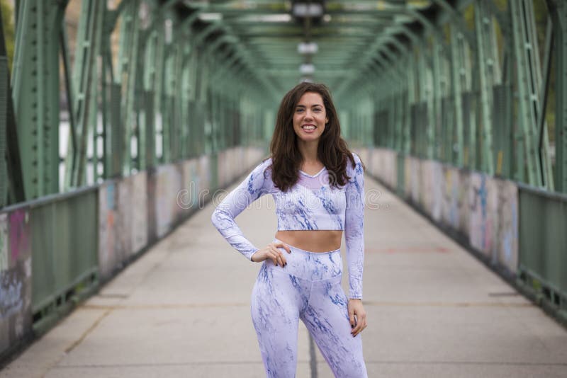 Fille de forme physique posant sur la rue photo libre de droits Fille de forme physique posant sur la rue photo libre de droits