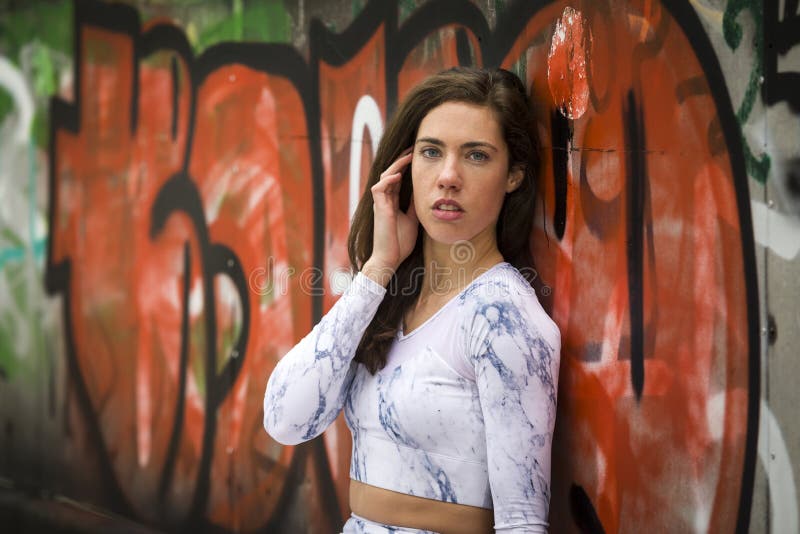 Fille de forme physique posant sur la rue photographie stock libre de droits Fille de forme physique posant sur la rue photographie stock libre de droits