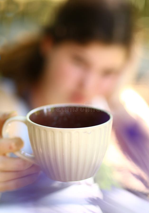 Fille de l'adolescence avec la fin de tasse de thé de prise de livre vers le haut de la photo photos stock Fille de l'adolescence avec la fin de tasse de thé de prise de livre vers le haut de la photo photos stock