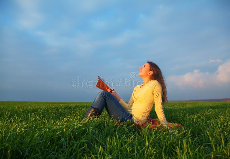 Fille de l'adolescence lisant la bible dehors images libres de droits Fille de l'adolescence lisant la bible dehors images libres de droits