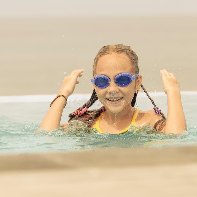 Fille De L Adolescence Sautant Sur La Plage Au Bord De Mer Bleu Dans Le