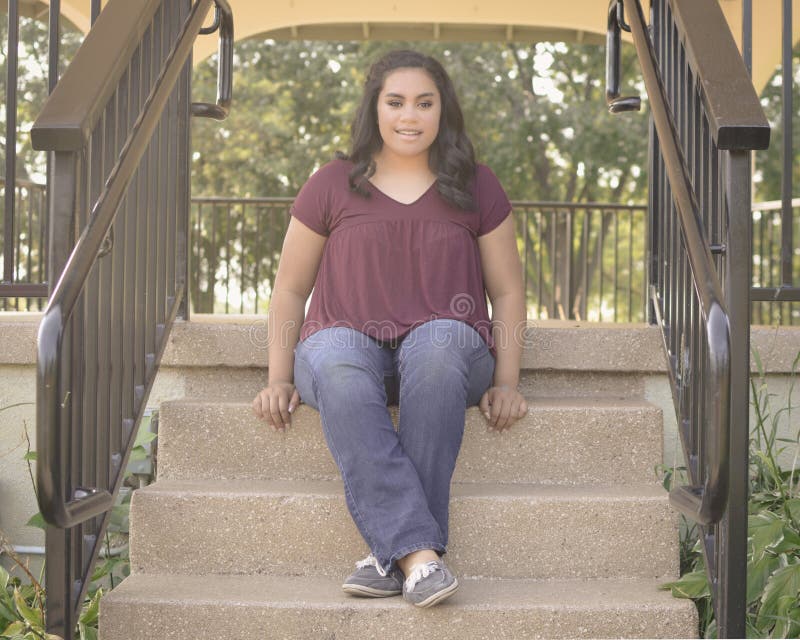 Fille de l'adolescence s'asseyant sur l'escalier photos libres de droits Fille de l'adolescence s'asseyant sur l'escalier photos libres de droits