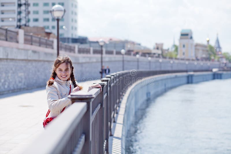 Fille de l'adolescence sur le bord de mer image stock Fille de l'adolescence sur le bord de mer image stock