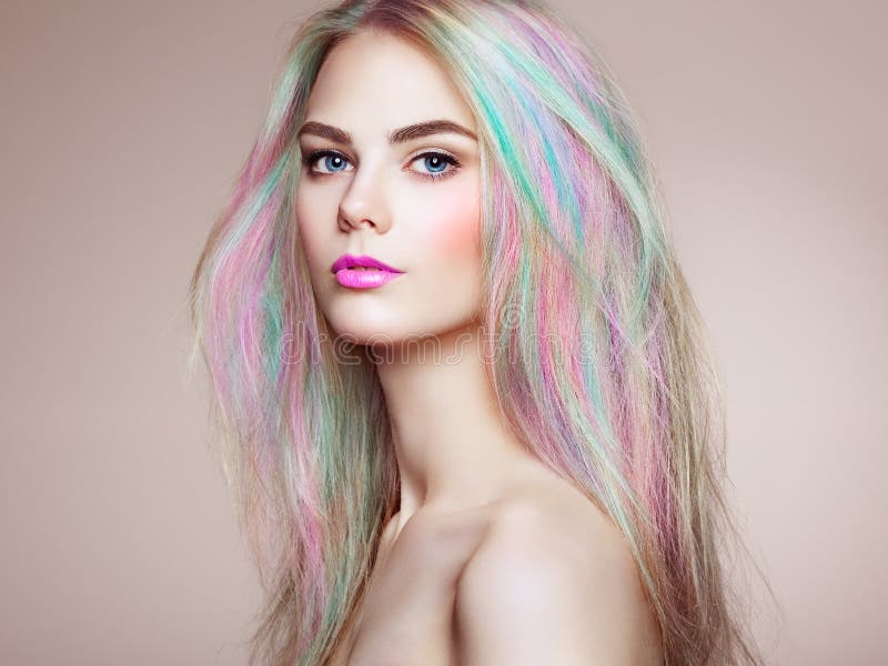 Fille de mannequin de beauté avec les cheveux teints colorés images libres de droits Fille de mannequin de beauté avec les cheveux teints colorés images libres de droits