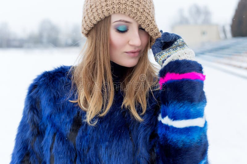 Fille de mannequin de beauté dans une belle femme de brune de manteau de fourrure avec le maquillage lumineux dans le jour d'hive photos stock Fille de mannequin de beauté dans une belle femme de brune de manteau de fourrure avec le maquillage lumineux dans le jour d'hive photos stock