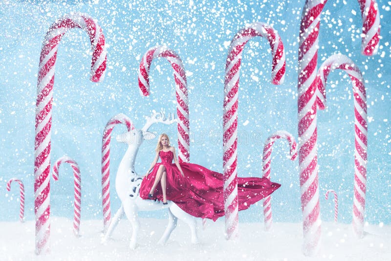 Fille de mode avec des cannes de sucrerie de Noël images libres de droits Fille de mode avec des cannes de sucrerie de Noël images libres de droits