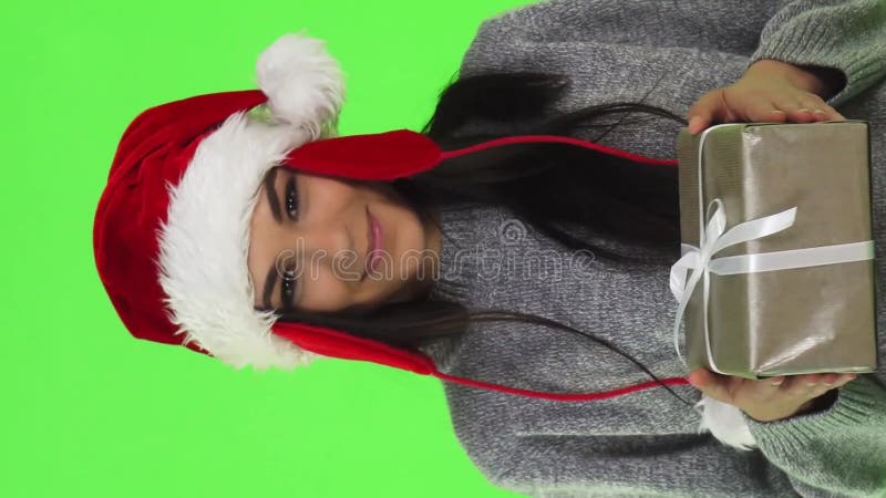 Fille de Noël joyeux présentant un cadeau de Noël joliment emballé clips vidéos