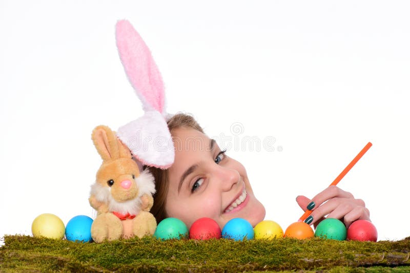 Une Jolie Petite Fille Avec Des Oreilles De Lapin Et Des œufs Colorés Sur  Un Lit Blanc à La Maison Jouant Et Souriant Un Enfant Blond Célèbre  Joyeuses Pâques