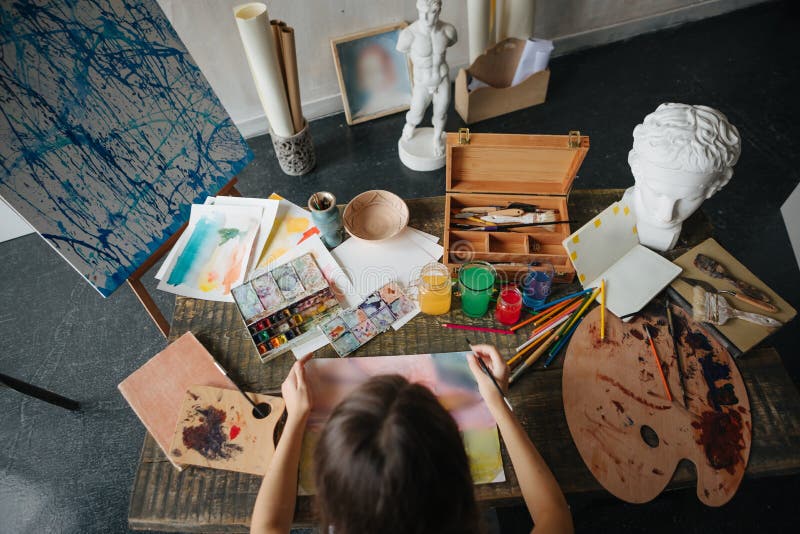 Fille de peintre d'artiste jeune belle Travail créant le processus Peinture sur le chevalet Travail inspiré Composition horizonta photo libre de droits Fille de peintre d'artiste jeune belle Travail créant le processus Peinture sur le chevalet Travail inspiré Composition horizonta photo libre de droits