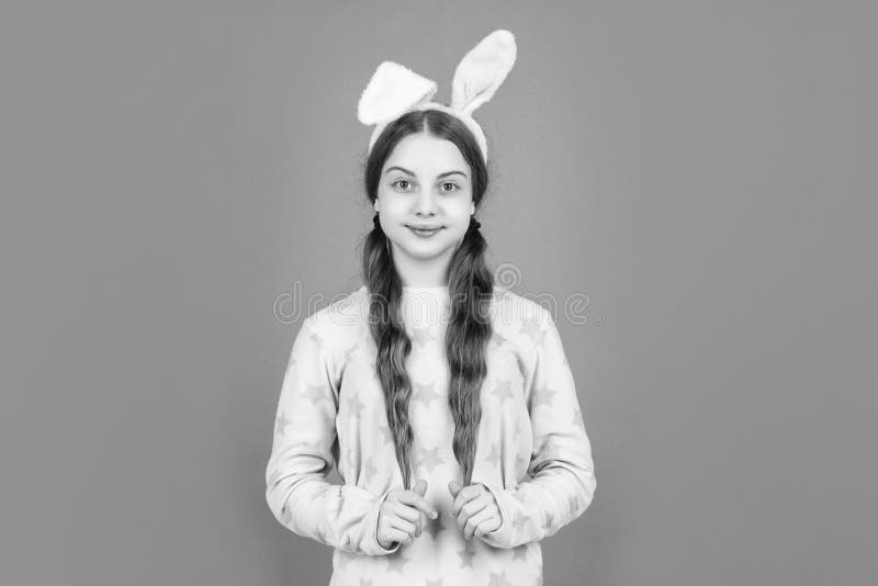 Fille de pâques heureux en lapin lapin lapin oreilles et pyjama vacances de Pâques photo libre de droits