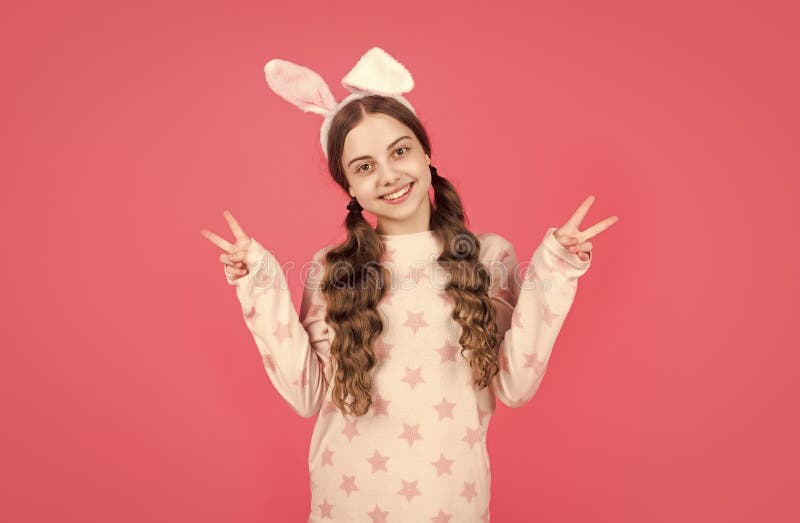 Fille de pâques heureux en lapin lapin lapin oreilles et pyjama vacances de Pâques image libre de droits