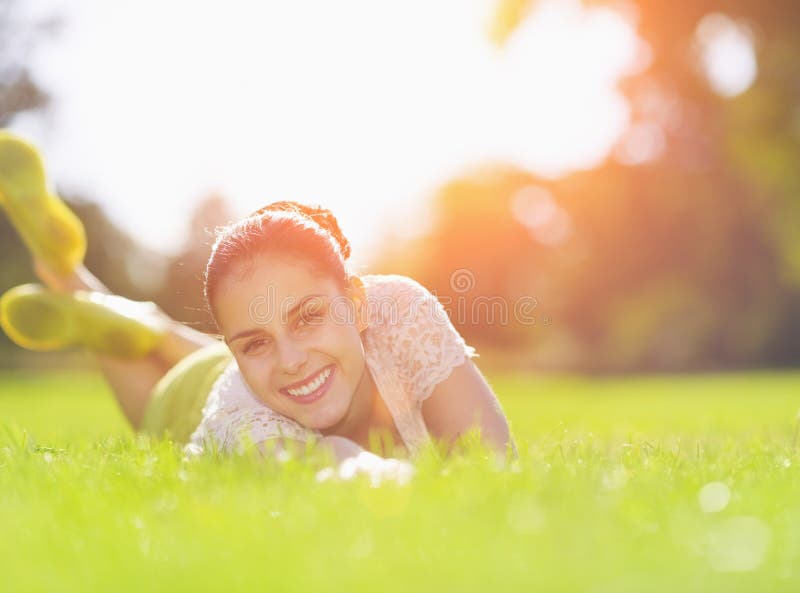 Fille de sourire appréciant la source photographie stock Fille de sourire appréciant la source photographie stock