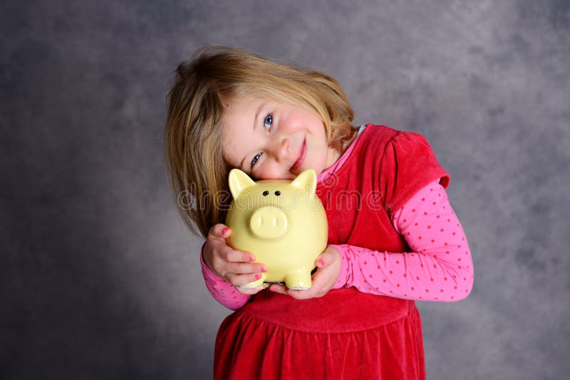 Fille de sourire avec la tirelire images stock Fille de sourire avec la tirelire images stock