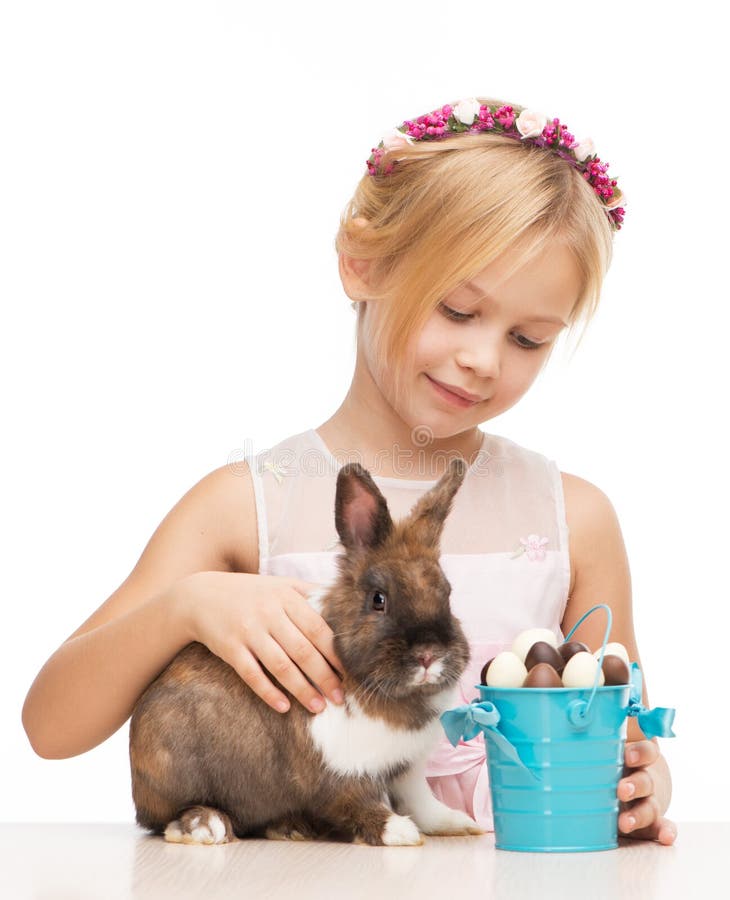 Fille de sourire caressant peu de lapin photo libre de droits Fille de sourire caressant peu de lapin photo libre de droits