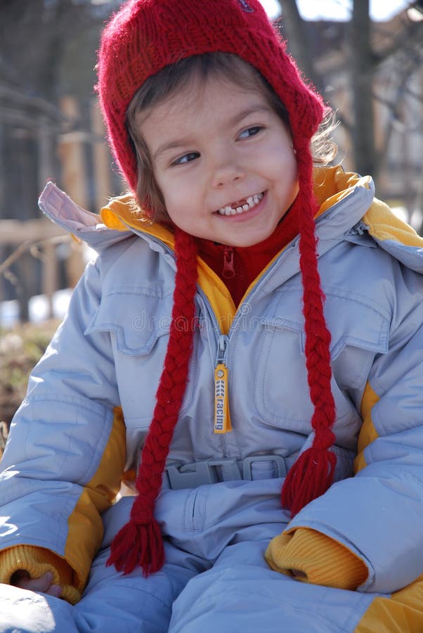 Fille de sourire dans des vêtements de l'hiver photographie stock libre de droits Fille de sourire dans des vêtements de l'hiver photographie stock libre de droits