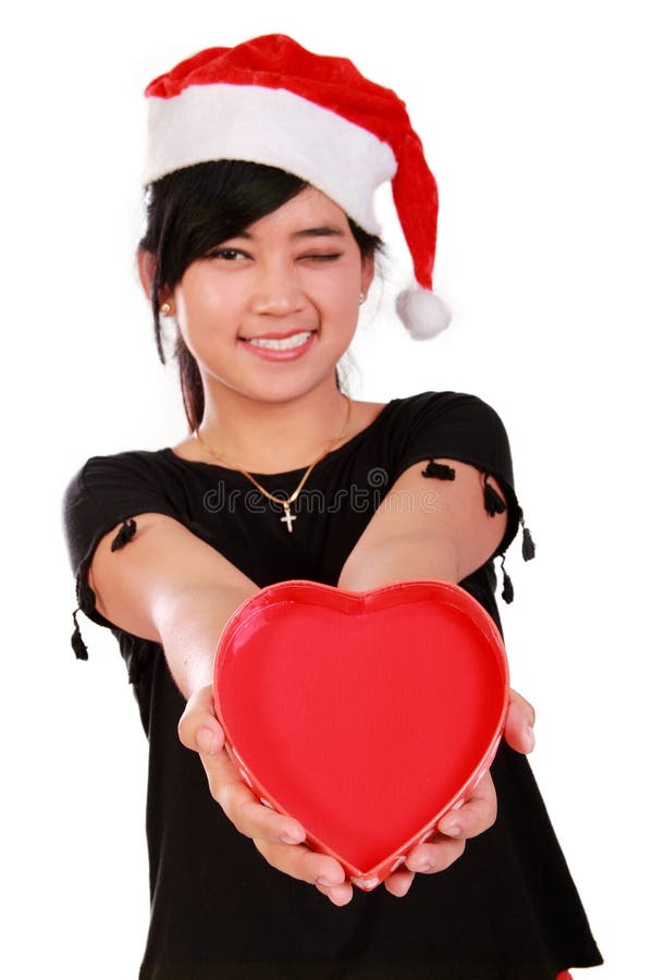 Fille de sourire de Noël donnant le coeur photo libre de droits Fille de sourire de Noël donnant le coeur photo libre de droits