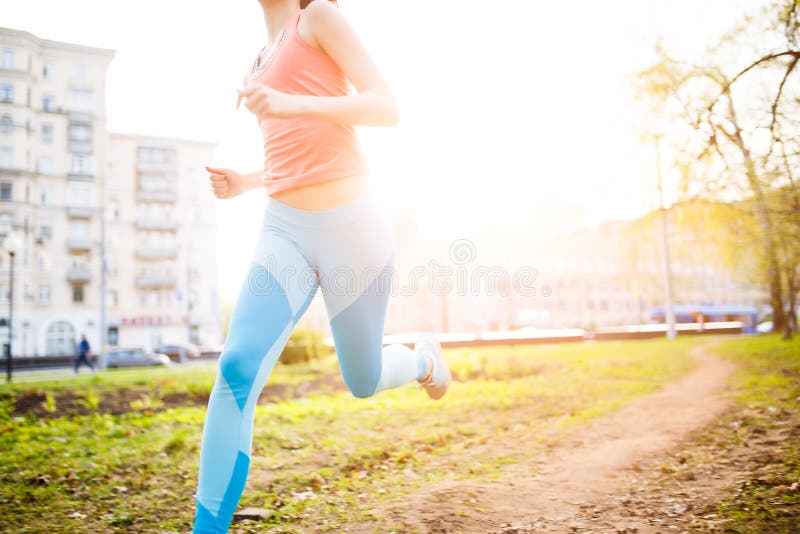 Fille de sports sur la course de matin photos stock Fille de sports sur la course de matin photos stock