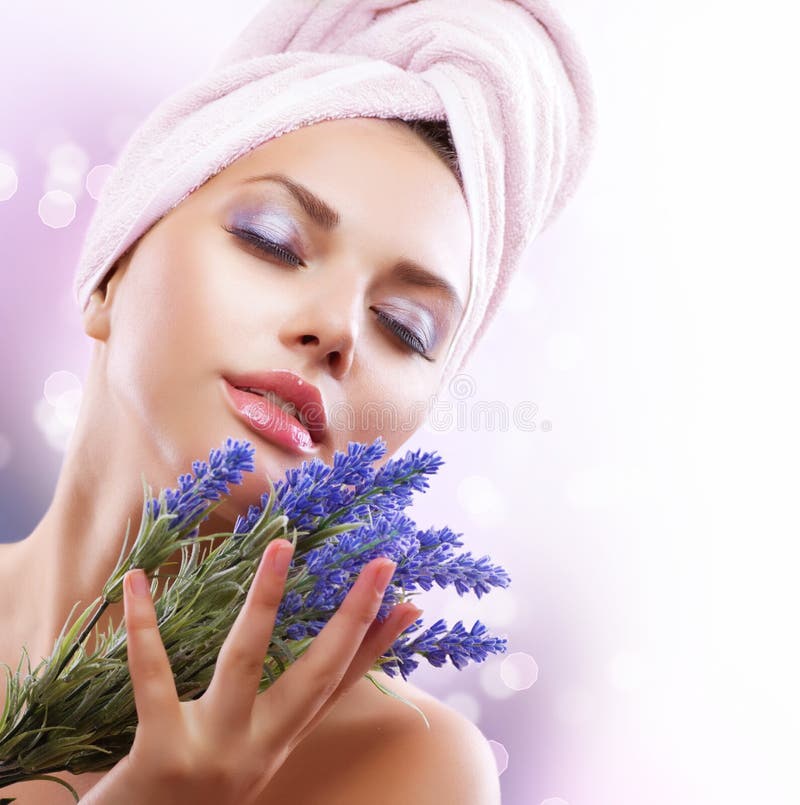 Fille de station thermale avec des fleurs de lavande photo stock Fille de station thermale avec des fleurs de lavande photo stock