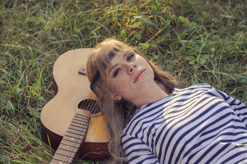 fille de style hippie posant avec une guitare photos libres de droits fille de style hippie posant avec une guitare photos libres de droits