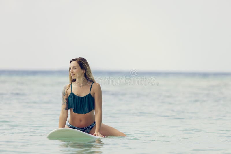 Femme En Maillot De Bain Assis Avec Planche De Surf Au Mur