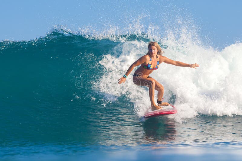 Fille de surfer. images libres de droits