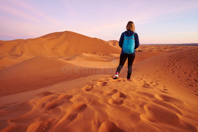 Fille de touristes de randonneur sur une hausse dans le désert du Sahara images stock Fille de touristes de randonneur sur une hausse dans le désert du Sahara images stock