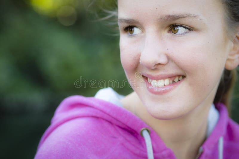 Fille de Tween à l'extérieur images libres de droits Fille de Tween à l'extérieur images libres de droits