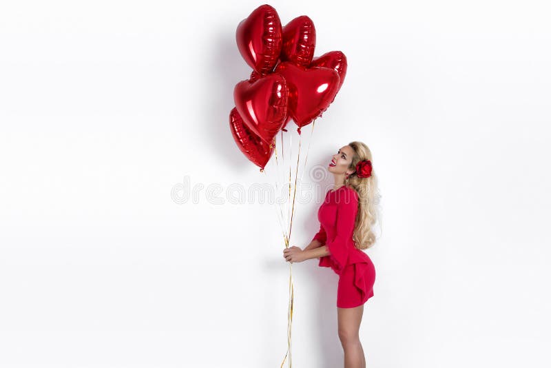 Fille de Valentine Beauty avec le ballon à air rouge sur le fond blanc Belle jeune femme heureuse présent des produits images stock Fille de Valentine Beauty avec le ballon à air rouge sur le fond blanc Belle jeune femme heureuse présent des produits images stock