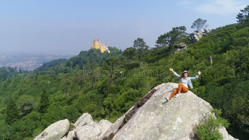 Fille de vue a?rienne appr?ciant le jour ensoleill? en montagne