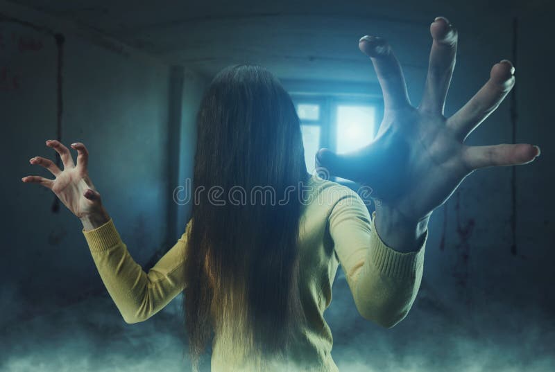 Fille de zombi avec de longs cheveux photographie stock libre de droits Fille de zombi avec de longs cheveux photographie stock libre de droits
