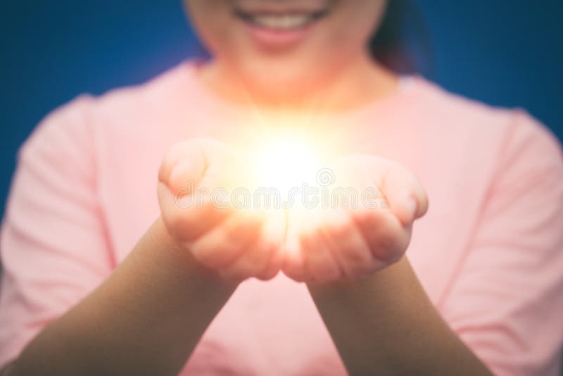 Fille donnant le miracle ou l'espoir dans des ses mains