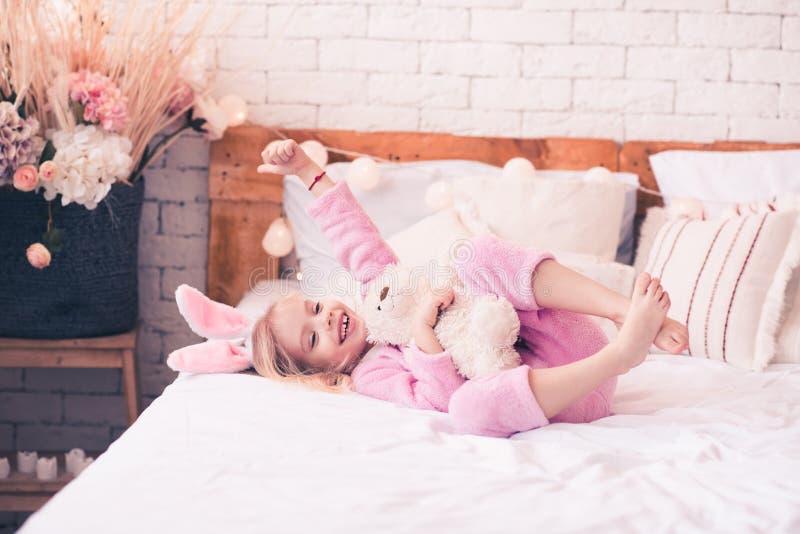 Fille dr?le d'enfant dans la chambre photos stock Fille dr?le d'enfant dans la chambre photos stock