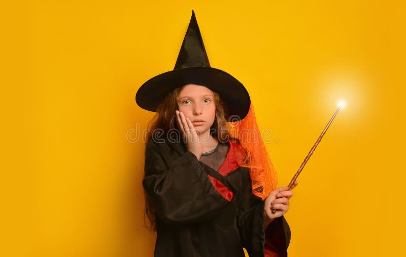 Fille Effrayée En Sorcier Costume étudiant Main Main Sur La Joue Avec Baguette  Magique Lumineuse Sur Fond Jaune. Image stock - Image du célébrez,  événement: 258131519