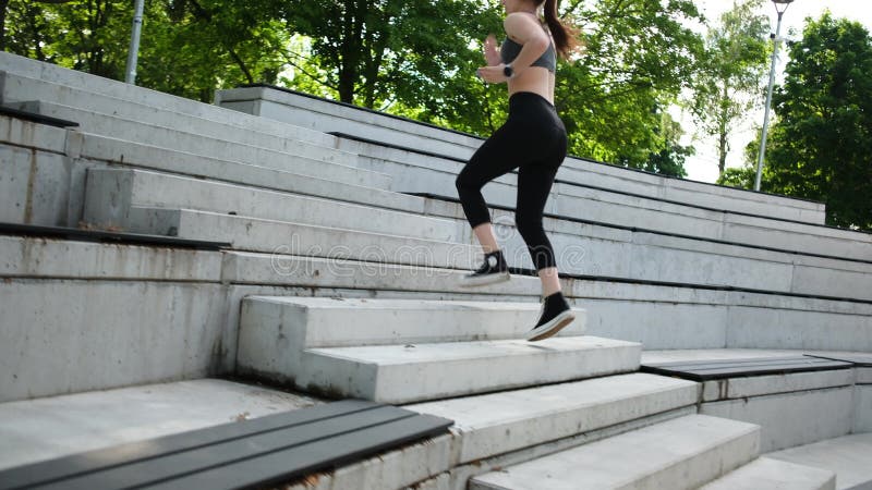 Fille en forme faire des exercices sportifs au parc banque de vidéos
