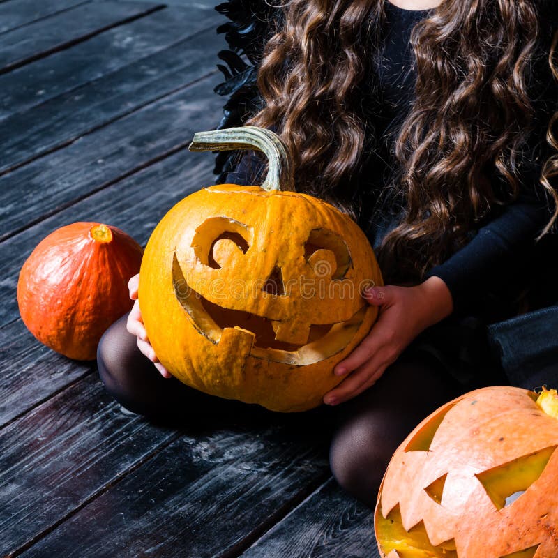 Fille en gros plan tenant la lanterne de cric de tête de potiron de Halloween dessus image libre de droits Fille en gros plan tenant la lanterne de cric de tête de potiron de Halloween dessus image libre de droits
