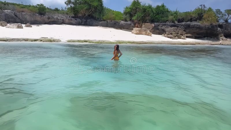 Fille en maillot de bain jaune sur mer de bouleau. Vue tropicale du rivage. Vacances en mer illustration stock