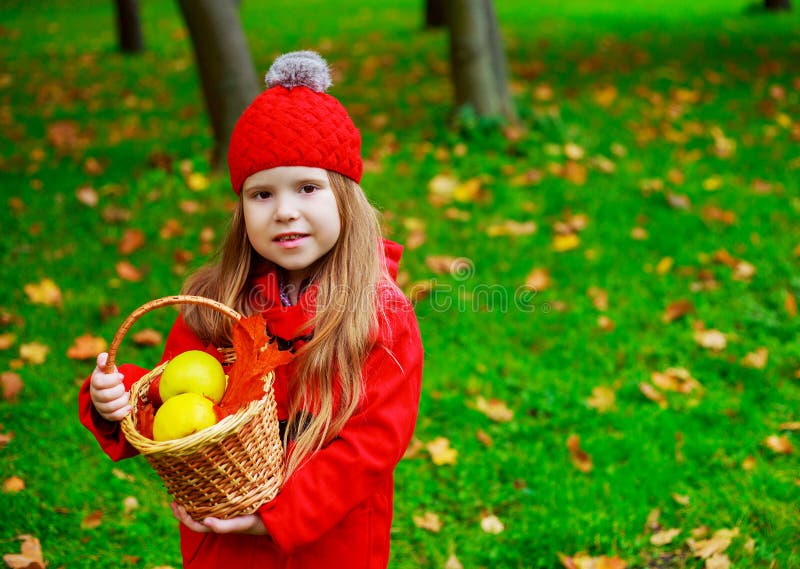 Fille en parc photo stock Fille en parc photo stock
