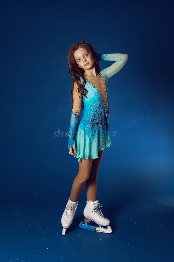 Fille En Robe Lycra Bleue Avec Strass Pour Patinage Artistique