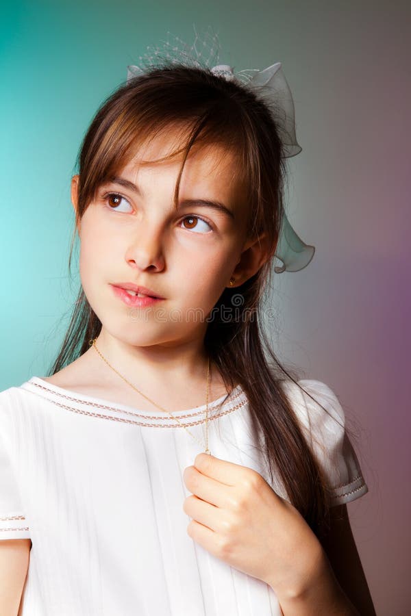 Petite Fille Avec Sa Première Robe De Communion Photo stock Image du communion, bonheur 24816852